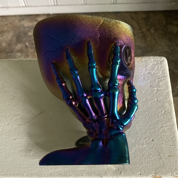 NWT Purple Blue Iridescent Oil Slick Skull 💀 in Hands Snack or Candy Bowl Decor - Picture 10 of 17